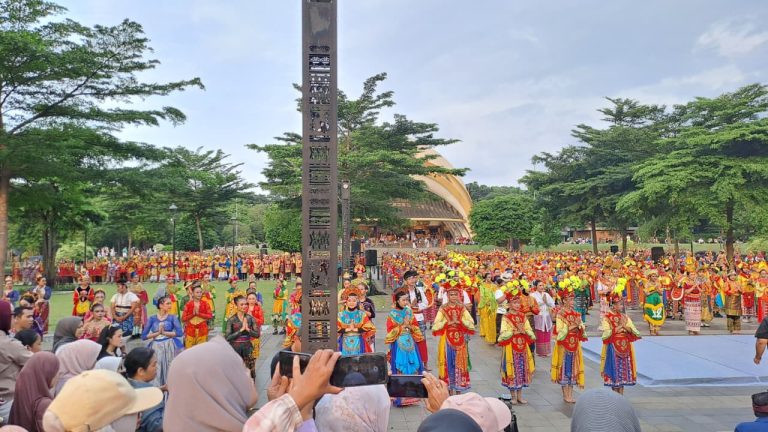 Tari Massal TMII, Rekor MURI 2026, Sanggar Gunda Nusantara, Tari Betawi DKI Jakarta, Erlazet Charity, Pelestarian Budaya Indonesia